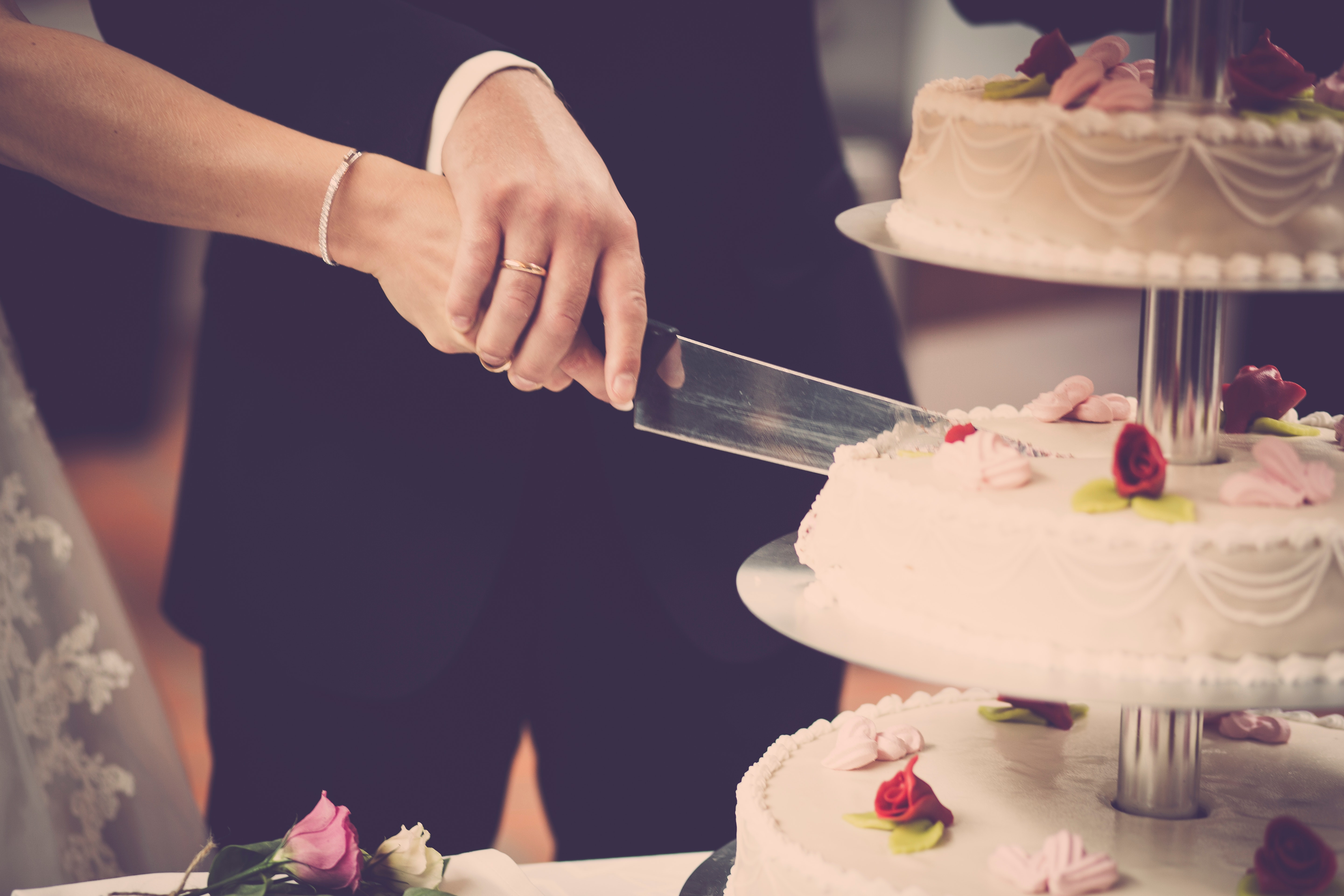 bride-cake-celebration-1345574 bride-cake-celebration-1345574